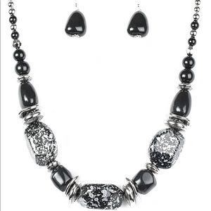 ⤵️PRICE! PAPARAZZI Glaze of Glory - Black